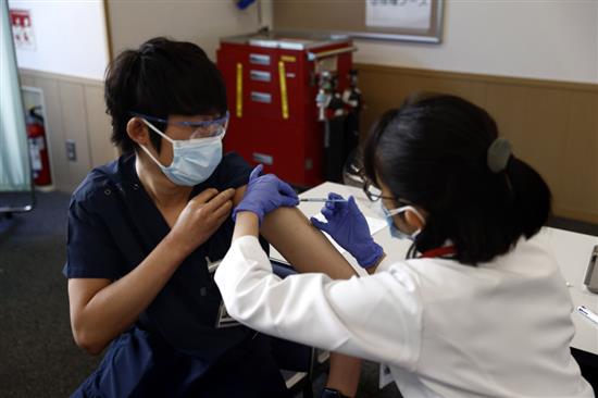 2月17日，医护人员在日本东京接种疫苗。新华社发（Pool图片，贝赫鲁兹·迈赫里摄）